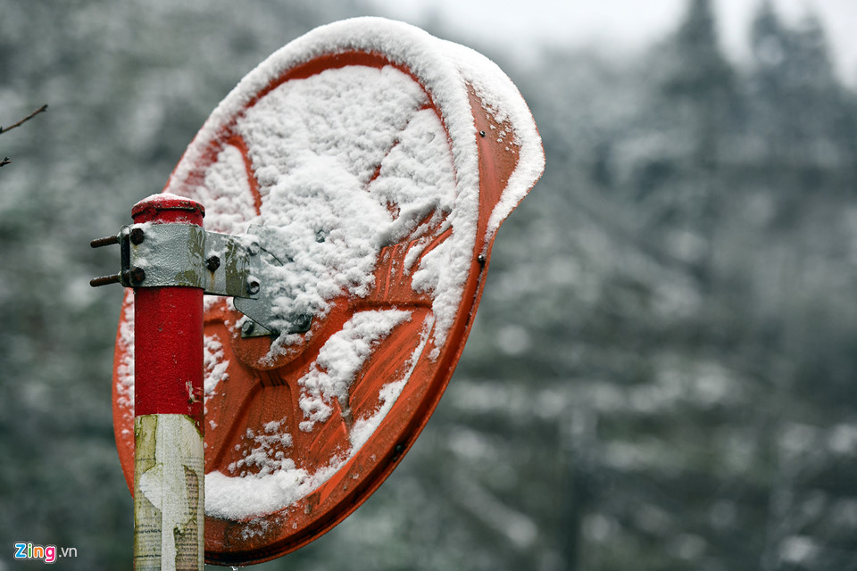 Toàn cảnh tuyết bao phủ trắng đường lên Sa Pa